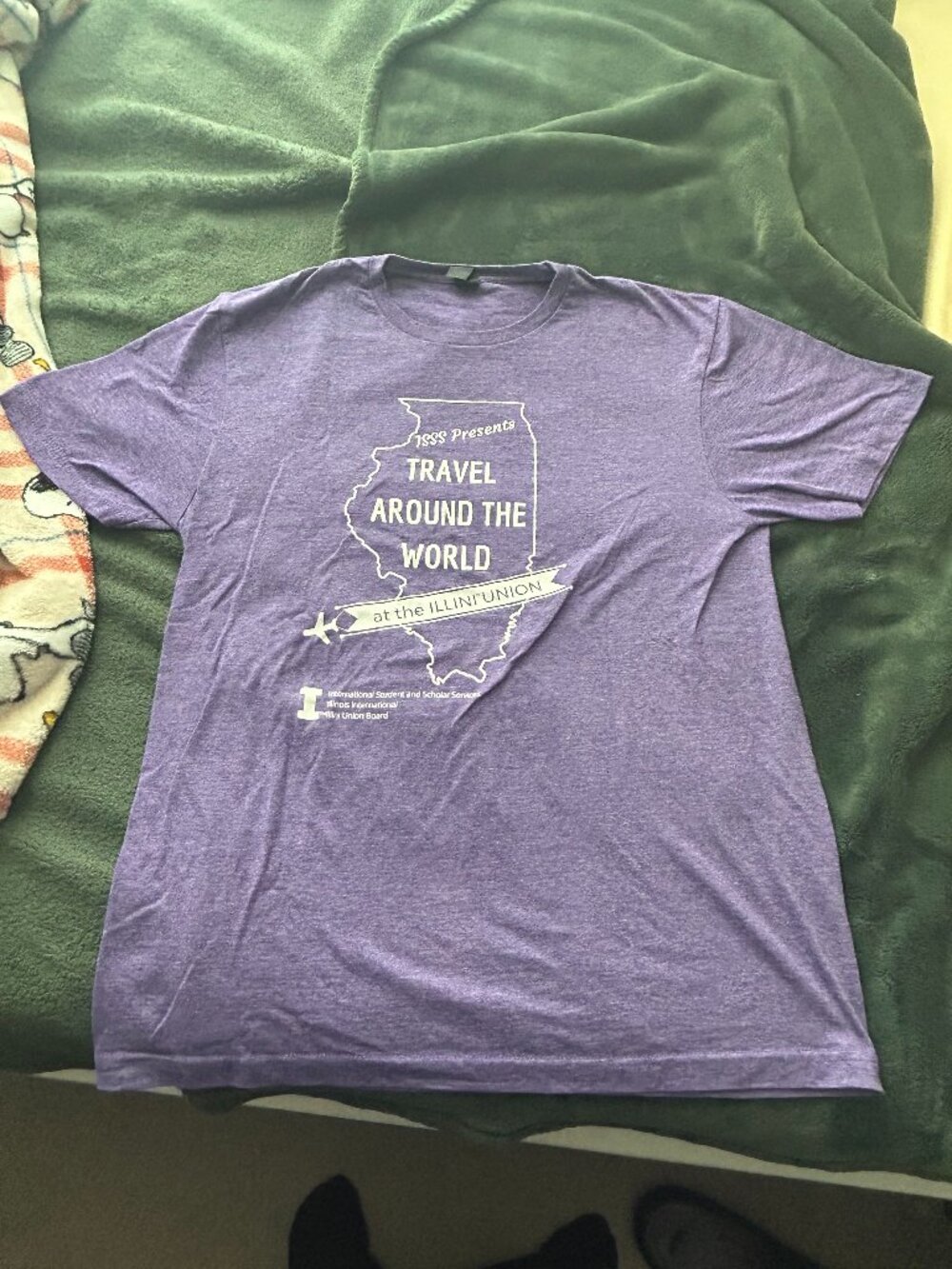 Gildan “TRAVEL AROUND THE WORLD" purple  Illinois T-shirt.